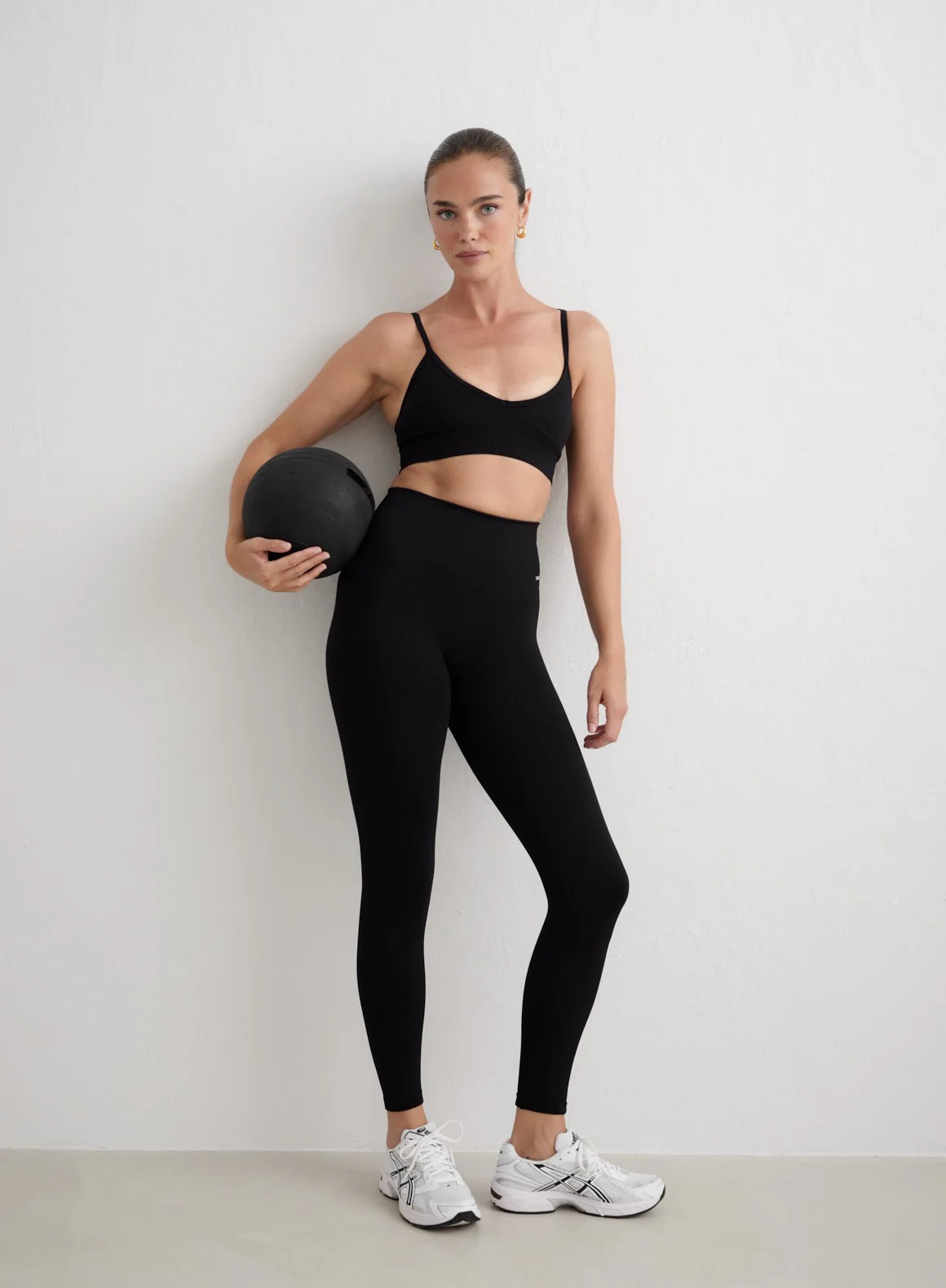 Black Ribbed Seamless Tights - Image 4